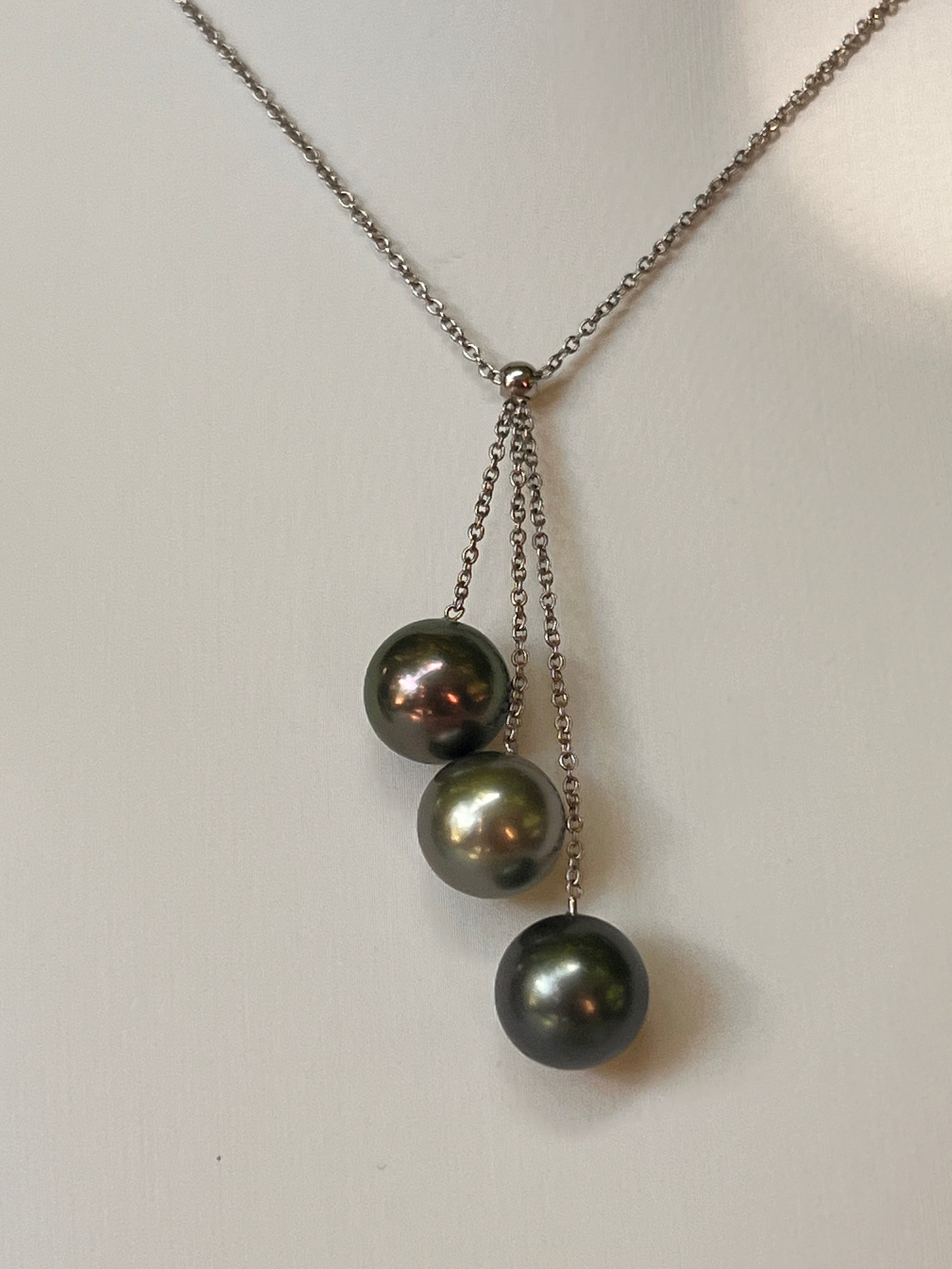 Rhodium-plated silver Waterfall necklace with Tahitian pearls and rainbow overtones.