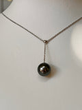 Simple and elegant rhodium-plated silver necklace, set with a Tahitian pearl, perfect for everyday wear.