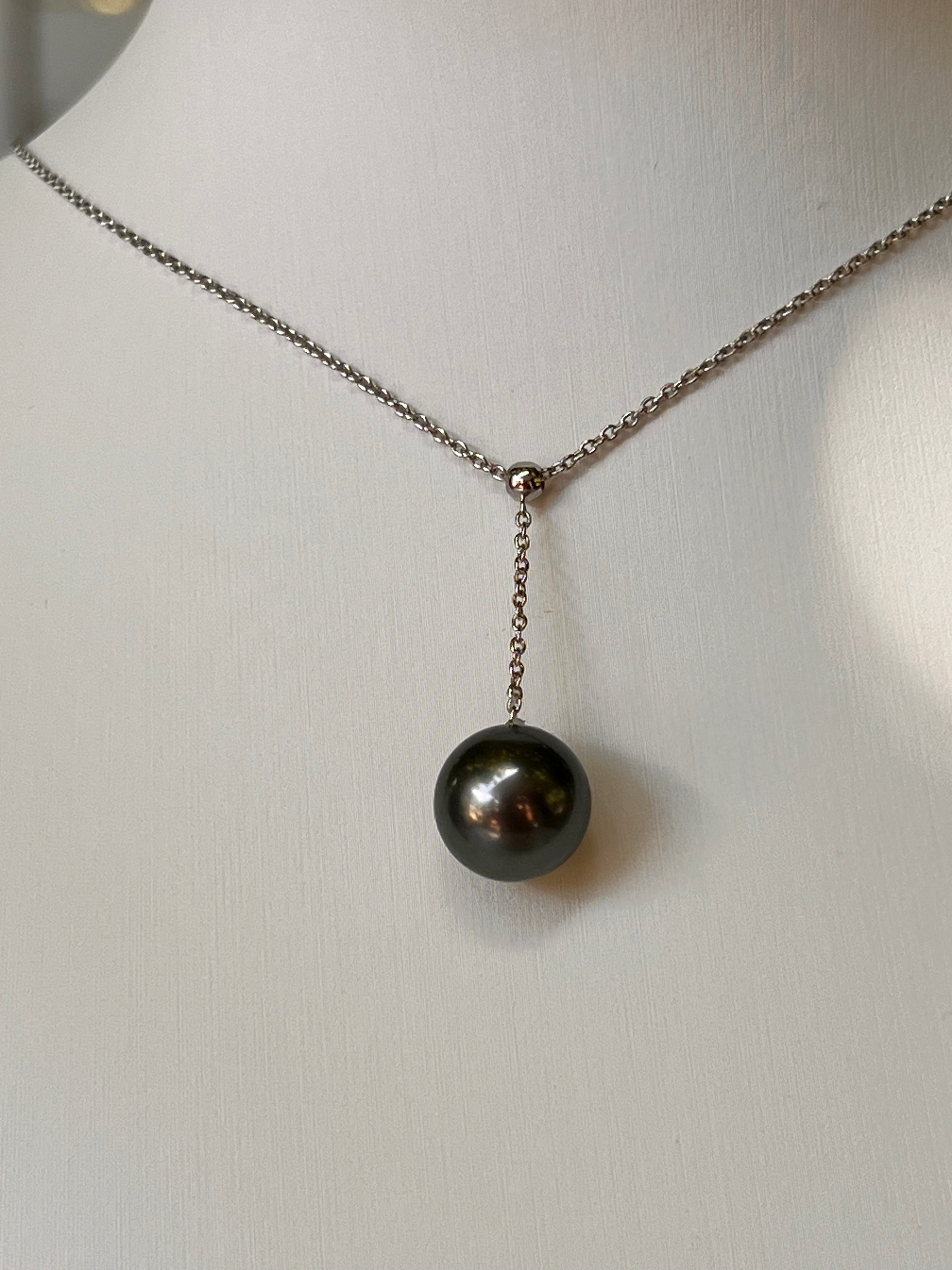 Simple and elegant rhodium-plated silver necklace, set with a Tahitian pearl, perfect for everyday wear.