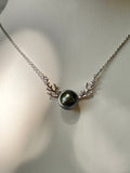 Silver necklace with coral-inspired motifs, set with a Tahitian pearl. Rhodium-plated finish.