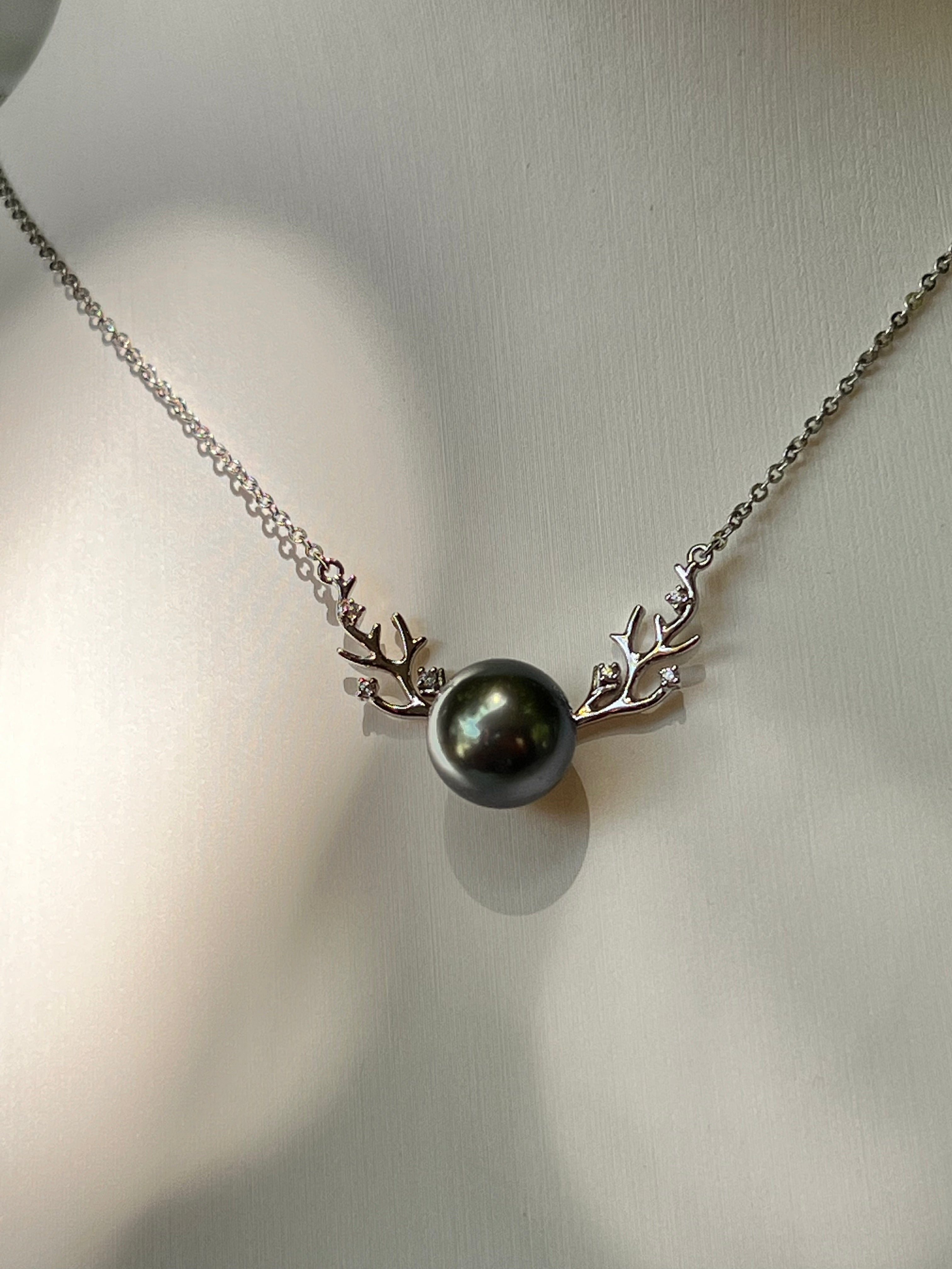 Silver necklace with coral-inspired motifs, set with a Tahitian pearl. Rhodium-plated finish.